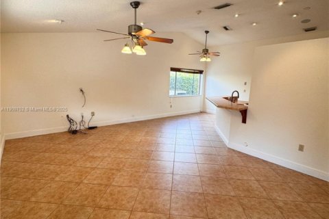 Villa ou maison à louer à Miami, Floride: 4 chambres, 177.26 m2 № 1966352 - photo 4