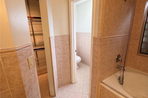 Villa ou maison à louer à Miami, Floride: 4 chambres, 177.26 m2 № 1966352 - photo 11