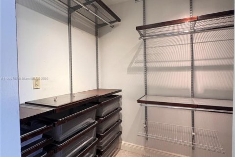 Villa ou maison à louer à Miami, Floride: 4 chambres, 177.26 m2 № 1966352 - photo 12