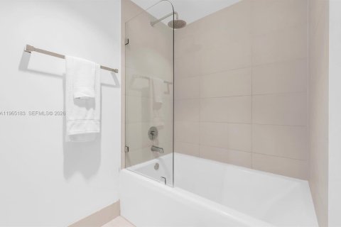 Condominio en venta en Hallandale Beach, Florida, 2 dormitorios, 95.5 m2 № 2028332 - foto 23