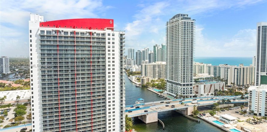 Condominio en Hallandale Beach, Florida, 2 dormitorios  № 2028332