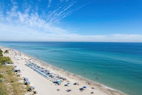 Condominio en venta en Hallandale Beach, Florida, 2 dormitorios, 95.5 m2 № 2028332 - foto 21