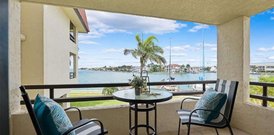 Condominio en Tierra Verde, Florida, 2 dormitorios № 1737234