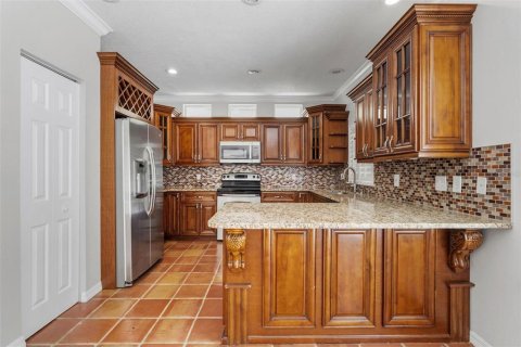 House in Tampa, Florida 3 bedrooms, 191.19 sq.m. № 2210260 - photo 12