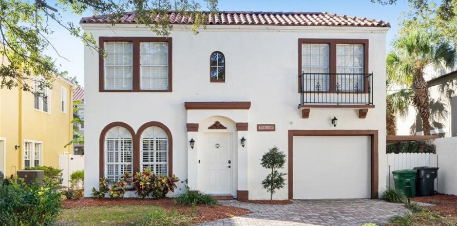 House in Tampa, Florida 3 bedrooms, 191.19 sq.m. № 2210260