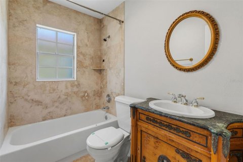 House in Tampa, Florida 3 bedrooms, 191.19 sq.m. № 2210260 - photo 23