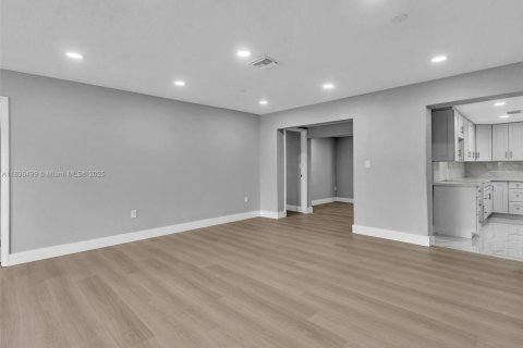 House in Miami Gardens, Florida 6 bedrooms, 206.43 sq.m. № 1819797 - photo 25