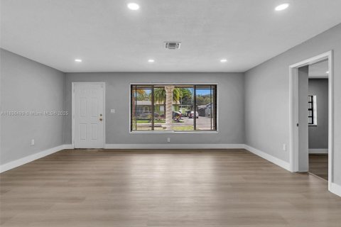 House in Miami Gardens, Florida 6 bedrooms, 206.43 sq.m. № 1819797 - photo 23