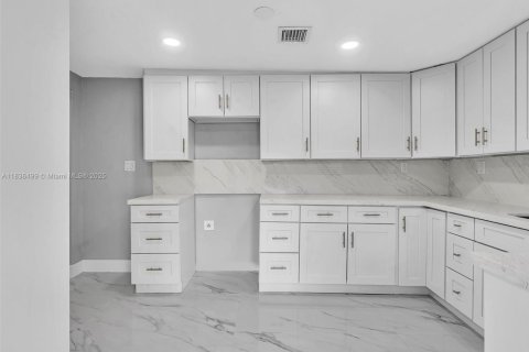 House in Miami Gardens, Florida 6 bedrooms, 206.43 sq.m. № 1819797 - photo 10