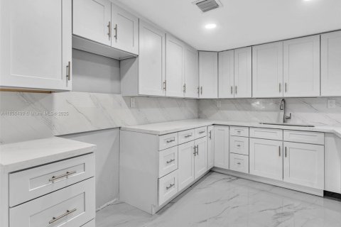 House in Miami Gardens, Florida 6 bedrooms, 206.43 sq.m. № 1819797 - photo 8