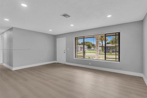 House in Miami Gardens, Florida 6 bedrooms, 206.43 sq.m. № 1819797 - photo 22