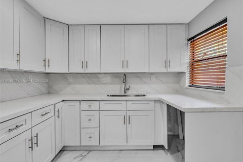 House in Miami Gardens, Florida 6 bedrooms, 206.43 sq.m. № 1819797 - photo 7