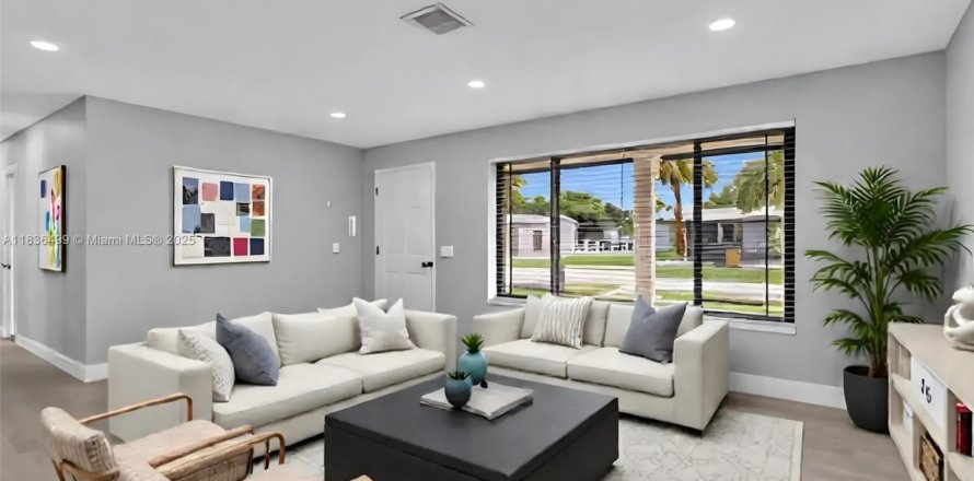 House in Miami Gardens, Florida 6 bedrooms, 206.43 sq.m. № 1819797
