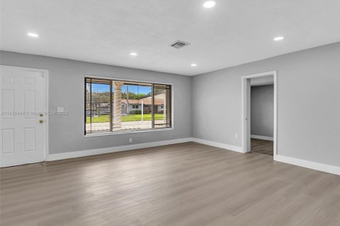 House in Miami Gardens, Florida 6 bedrooms, 206.43 sq.m. № 1819797 - photo 24
