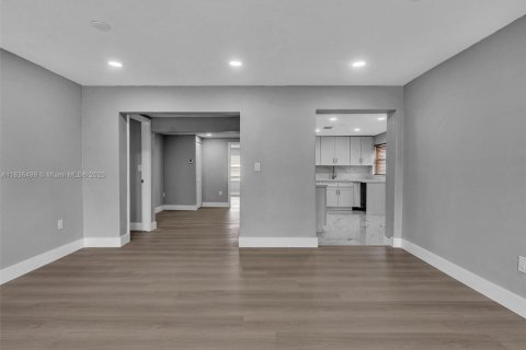 House in Miami Gardens, Florida 6 bedrooms, 206.43 sq.m. № 1819797 - photo 26