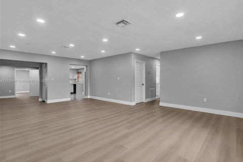 House in Miami Gardens, Florida 6 bedrooms, 206.43 sq.m. № 1819797 - photo 21