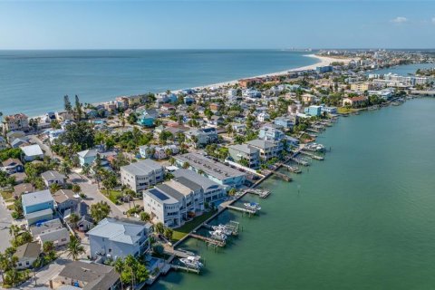Adosado en venta en Treasure Island, Florida, 4 dormitorios, 252.04 m2 № 2127761 - foto 2