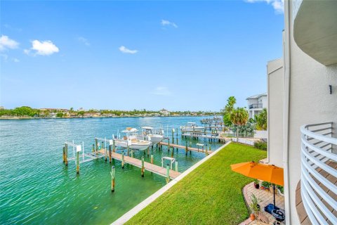 Adosado en venta en Treasure Island, Florida, 4 dormitorios, 252.04 m2 № 2127761 - foto 16