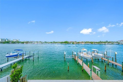 Adosado en venta en Treasure Island, Florida, 4 dormitorios, 252.04 m2 № 2127761 - foto 17