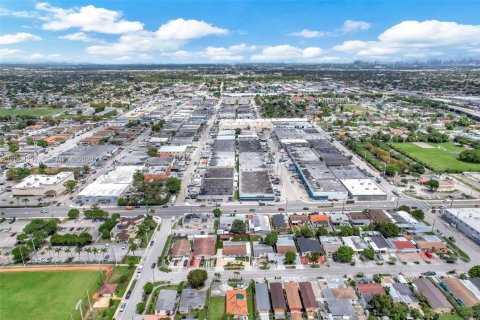Villa ou maison à vendre à Hialeah, Floride: 4 chambres, 169.64 m2 № 2069124 - photo 9