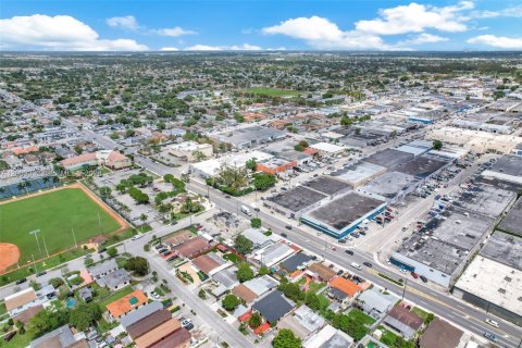 Villa ou maison à vendre à Hialeah, Floride: 4 chambres, 169.64 m2 № 2069124 - photo 10