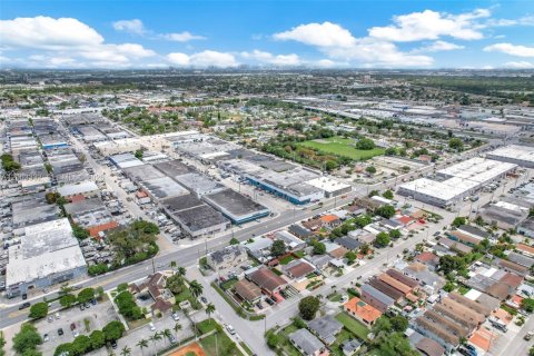 Villa ou maison à vendre à Hialeah, Floride: 4 chambres, 169.64 m2 № 2069124 - photo 8