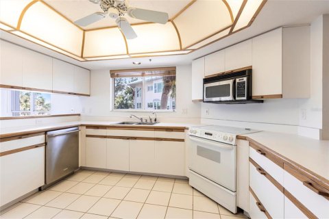 Condo in Placida, Florida, 2 bedrooms  № 1576722 - photo 9