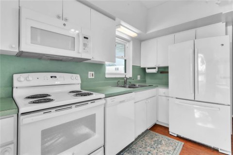 Condo in Saint Petersburg, Florida, 2 bedrooms  № 1915387 - photo 11