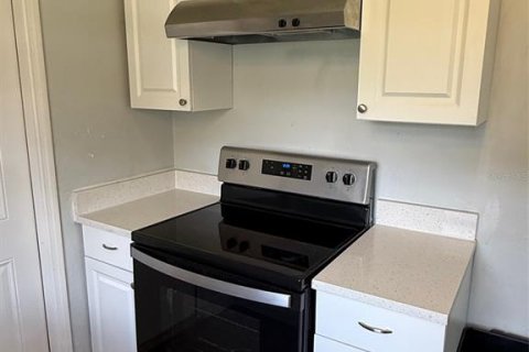 House in Saint Petersburg, Florida 2 bedrooms, 92.72 sq.m. № 1766076 - photo 5