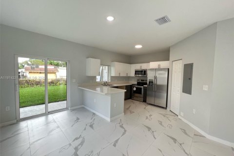 Adosado en alquiler en Fort Lauderdale, Florida, 3 dormitorios № 2036252 - foto 4