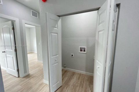 Adosado en alquiler en Fort Lauderdale, Florida, 3 dormitorios № 2036252 - foto 11