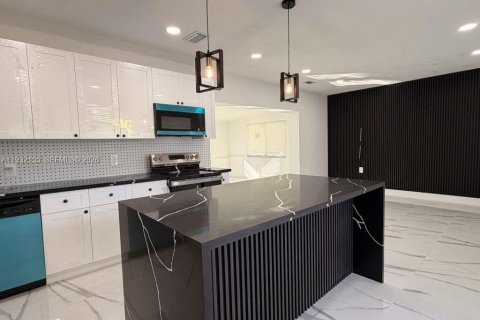 Casa en venta en Miami Gardens, Florida, 3 dormitorios, 183.3 m2 № 1996205 - foto 12