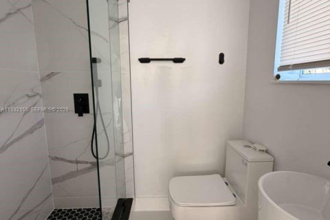 Casa en venta en Miami Gardens, Florida, 3 dormitorios, 183.3 m2 № 1996205 - foto 20