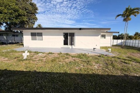 Casa en venta en Miami Gardens, Florida, 3 dormitorios, 183.3 m2 № 1996205 - foto 5