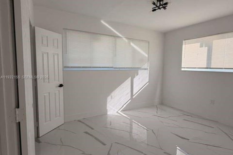 Casa en venta en Miami Gardens, Florida, 3 dormitorios, 183.3 m2 № 1996205 - foto 18
