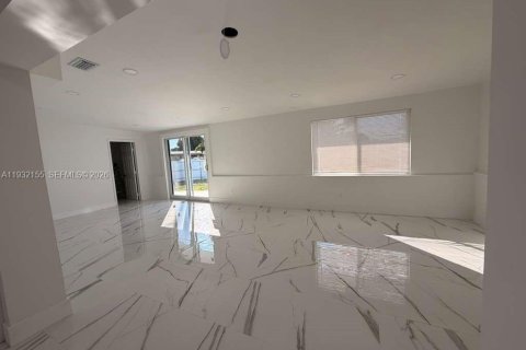 Casa en venta en Miami Gardens, Florida, 3 dormitorios, 183.3 m2 № 1996205 - foto 8