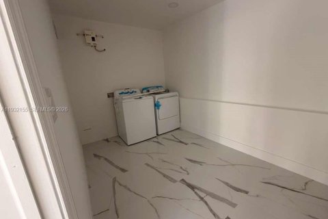 Casa en venta en Miami Gardens, Florida, 3 dormitorios, 183.3 m2 № 1996205 - foto 9