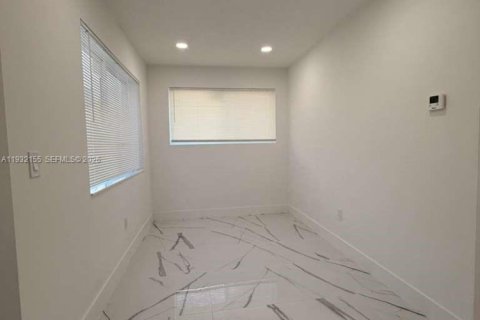 Casa en venta en Miami Gardens, Florida, 3 dormitorios, 183.3 m2 № 1996205 - foto 3