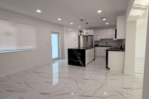 Casa en venta en Miami Gardens, Florida, 3 dormitorios, 183.3 m2 № 1996205 - foto 13