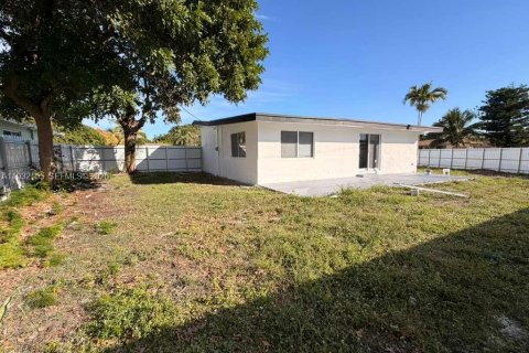 Casa en venta en Miami Gardens, Florida, 3 dormitorios, 183.3 m2 № 1996205 - foto 7