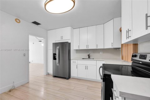 House in Miami, Florida 2 bedrooms, 94.3 sq.m. № 2040993 - photo 10