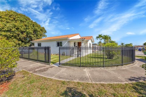 House in Miami, Florida 2 bedrooms, 94.3 sq.m. № 2040993