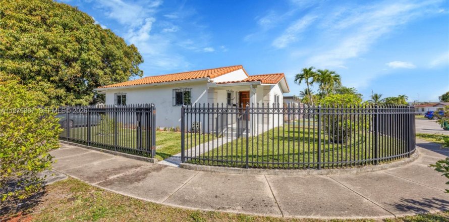 House in Miami, Florida 2 bedrooms, 94.3 sq.m. № 2040993