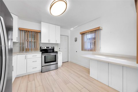 House in Miami, Florida 2 bedrooms, 94.3 sq.m. № 2040993 - photo 8