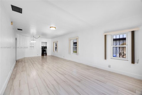 House in Miami, Florida 2 bedrooms, 94.3 sq.m. № 2040993 - photo 3