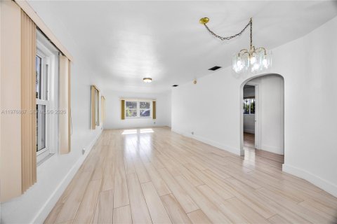 House in Miami, Florida 2 bedrooms, 94.3 sq.m. № 2040993 - photo 6