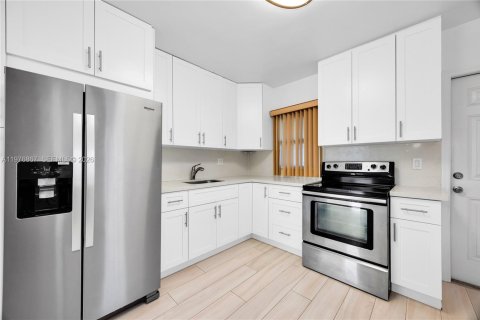 House in Miami, Florida 2 bedrooms, 94.3 sq.m. № 2040993 - photo 9