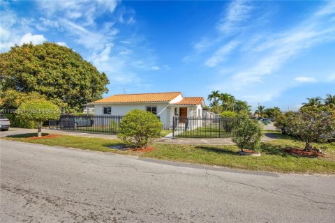 House in Miami, Florida 2 bedrooms, 94.3 sq.m. № 2040993 - photo 16