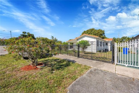 House in Miami, Florida 2 bedrooms, 94.3 sq.m. № 2040993 - photo 17