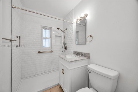 House in Miami, Florida 2 bedrooms, 94.3 sq.m. № 2040993 - photo 14